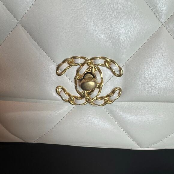 Chanel 19 Ivory Lambskin Mixed Metal Medium Bag Microchipped Authentic CoA - Picture 5 of 9